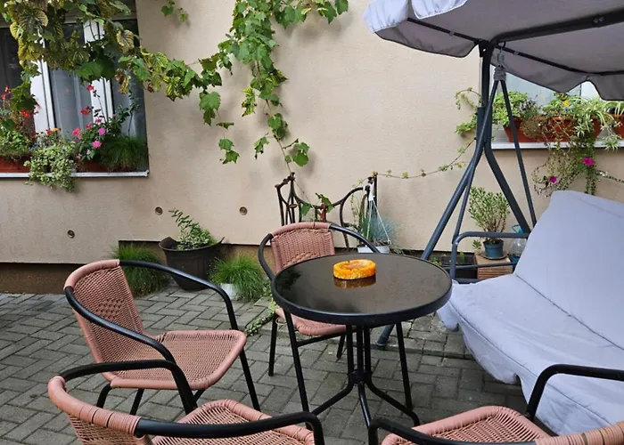 Vintage Apartment - Central 2BDR